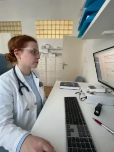 MUDr. Veronika Grinholc, diabetolog, na ambulanci