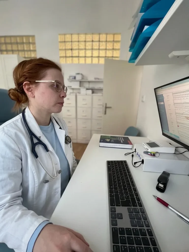 MUDr. Veronika Grinholc, diabetolog, na ambulanci